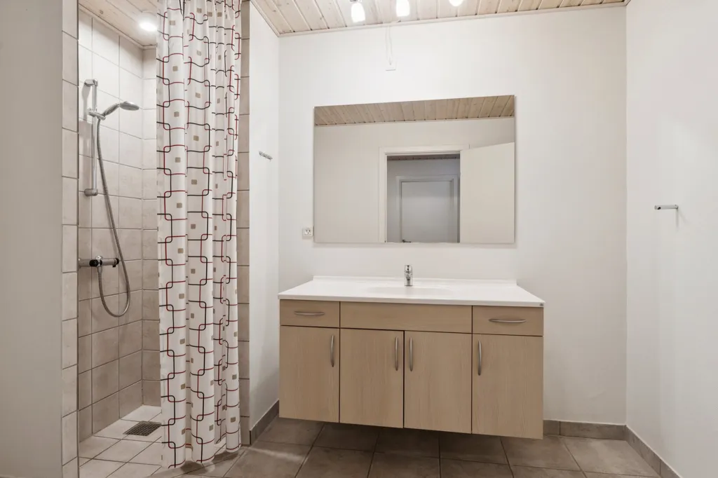 Salles de bain - Maintained Terraced House in Uggelhuse