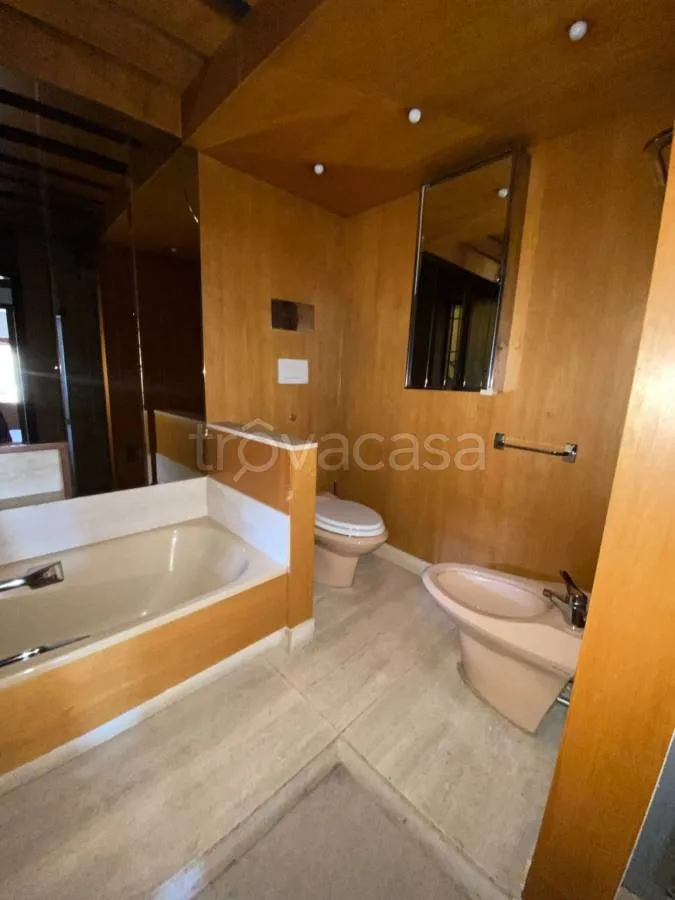 Salles de bain - Historic Apartment with Panoramic View in Novara