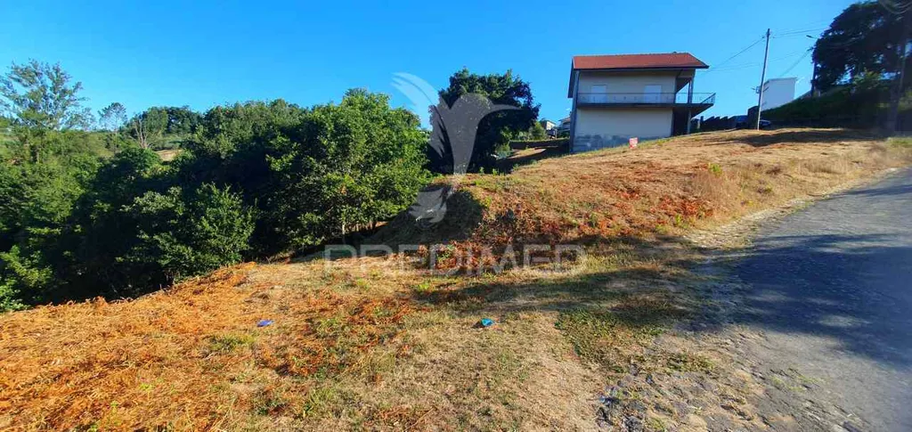Aed - Urban Plot with River View in Lever