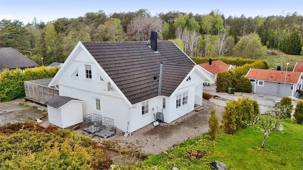 Villa with Garden on Lökholmen