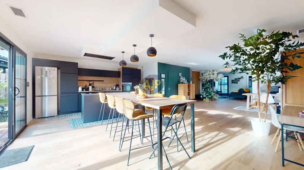 Dining Room - Spacious House with South-Facing Garden in Mérignac