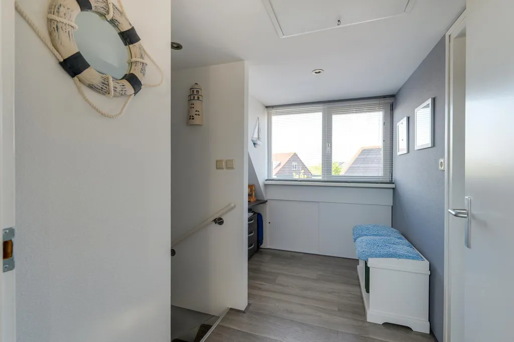 Entrée - Corner House with Overhang in Hoorn