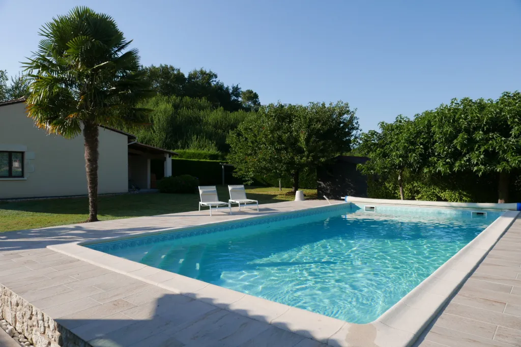 Piscine - Maison avec Piscine et Jardin à Neuvic