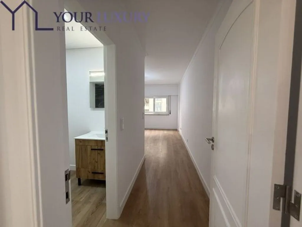 Esik - Remodelled T3 Apartment with Metro Access in Lisbon
