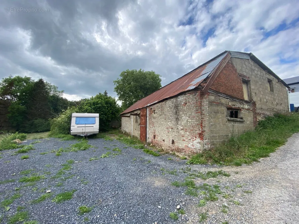 Välivaade - Hangar with Constructible Land in Bousignies-sur-Roc