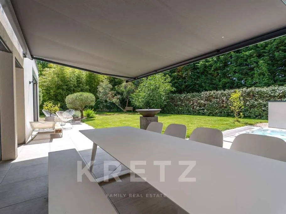 Terrasse - Villa Contemporaine avec Piscine à Saint-Just-Saint-Rambert