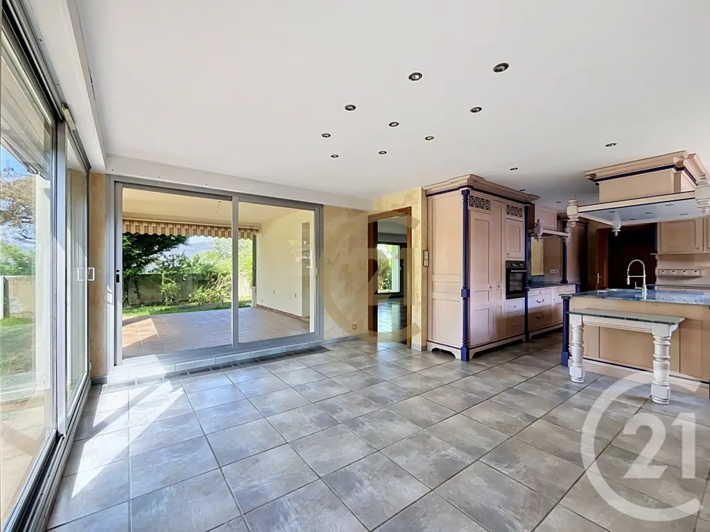 Kitchen - Spacious House with Garden near Offemont
