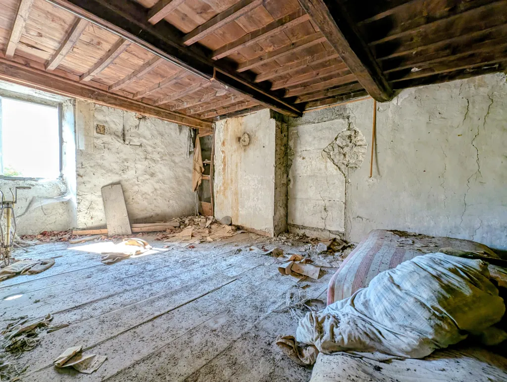 Rooms - Village House for Renovation in La Charce