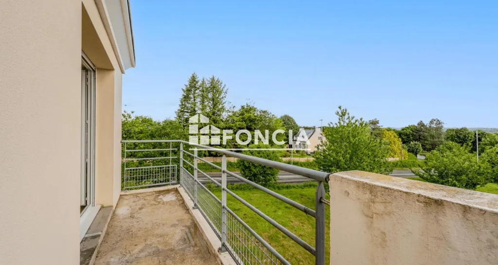 Rõdu - Spacious 3-Bed Flat with Balcony in La Cavale Blanche