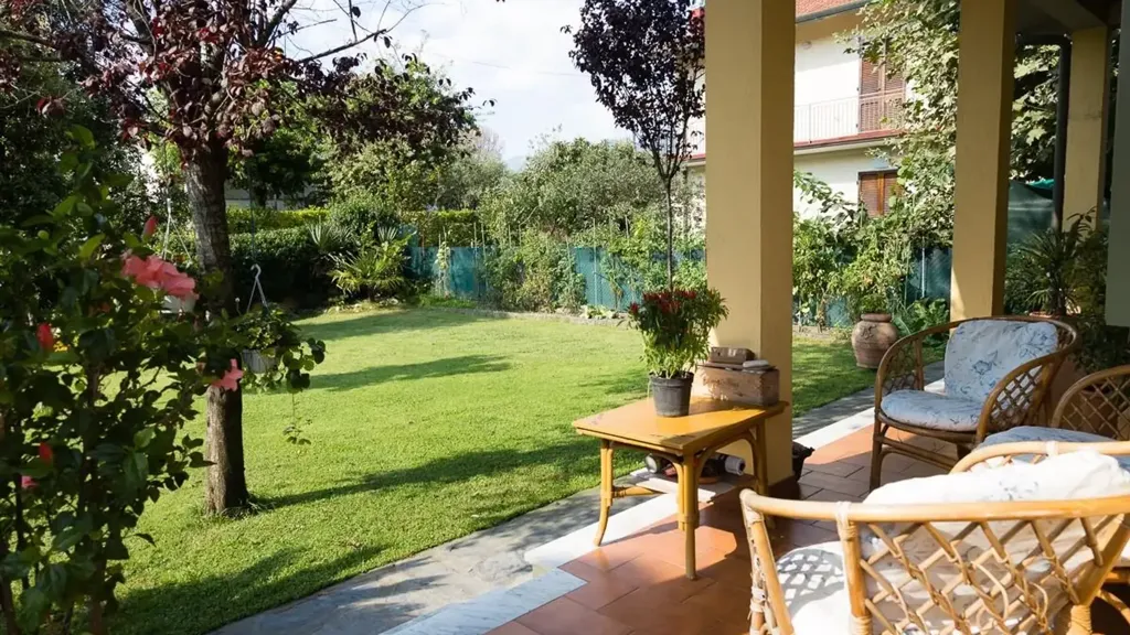 Terrasse - Detached House with Private Garden in Massa