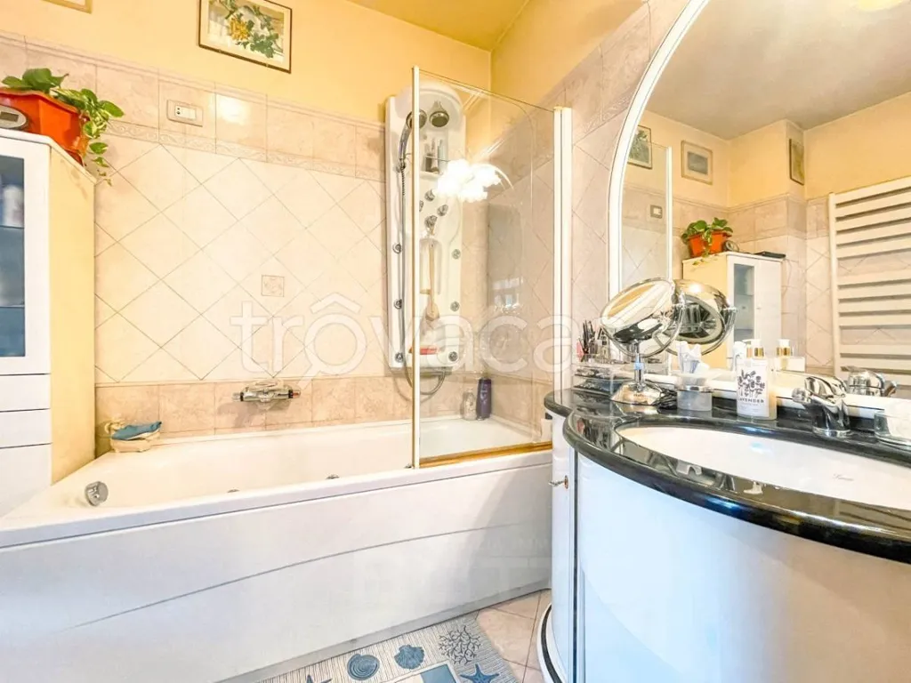 Bagni - Central Apartment with Balcony in Invorio