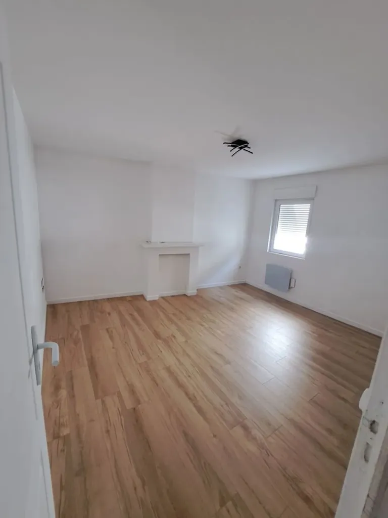 Pièces - Appartement Rénové avec Cour Privative à Harnes