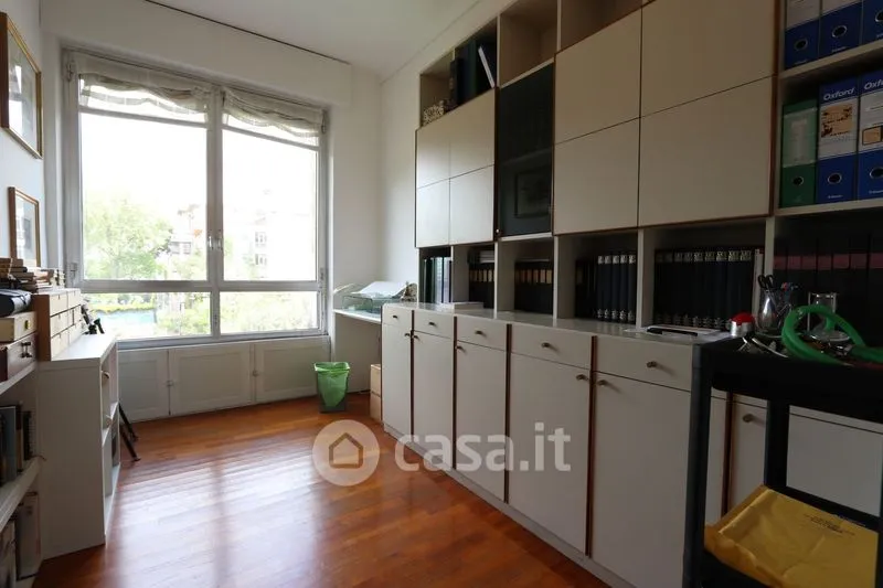 Bureau - Elegant Apartment with Balcony in Genoa Centre