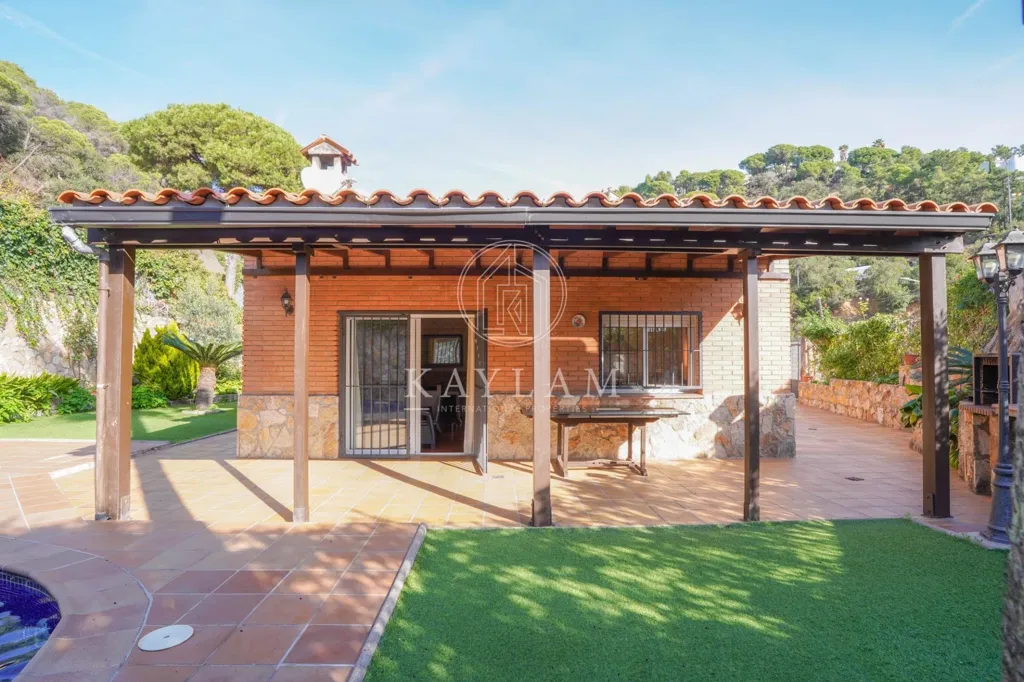 Terrass - Rustic Chalet with Pool in Canyelles