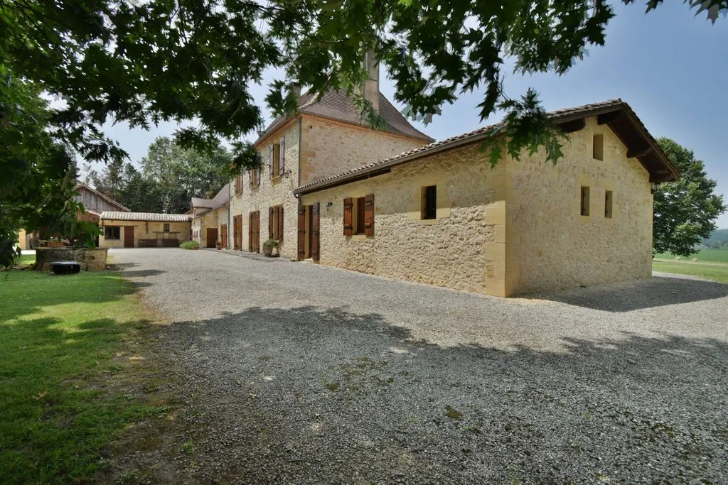 Välivaade - Luxury Longère with Expansive Land near Bergerac