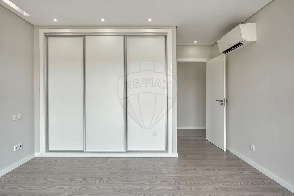 Pièces - Luxury Apartment with Panoramic Balcony in Odivelas