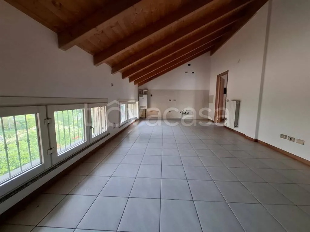 Pièces - Mansarded Apartment with Parking in Civate