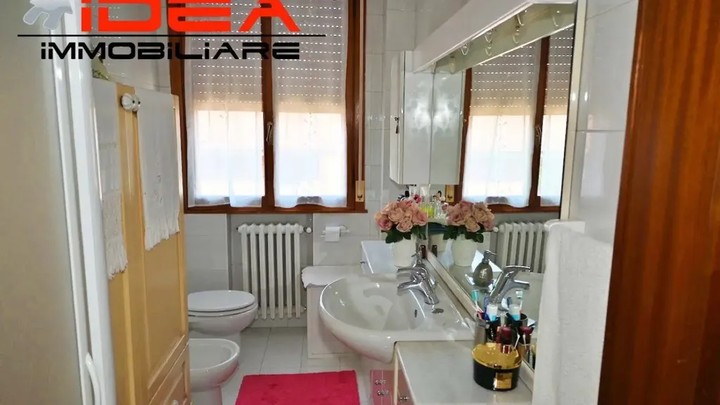 Bathrooms - Five-Bedroom Apartment with Balcony in Modena
