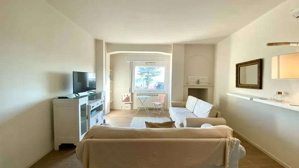 Elutuba - Seafront Apartment with Balcony in Taggia