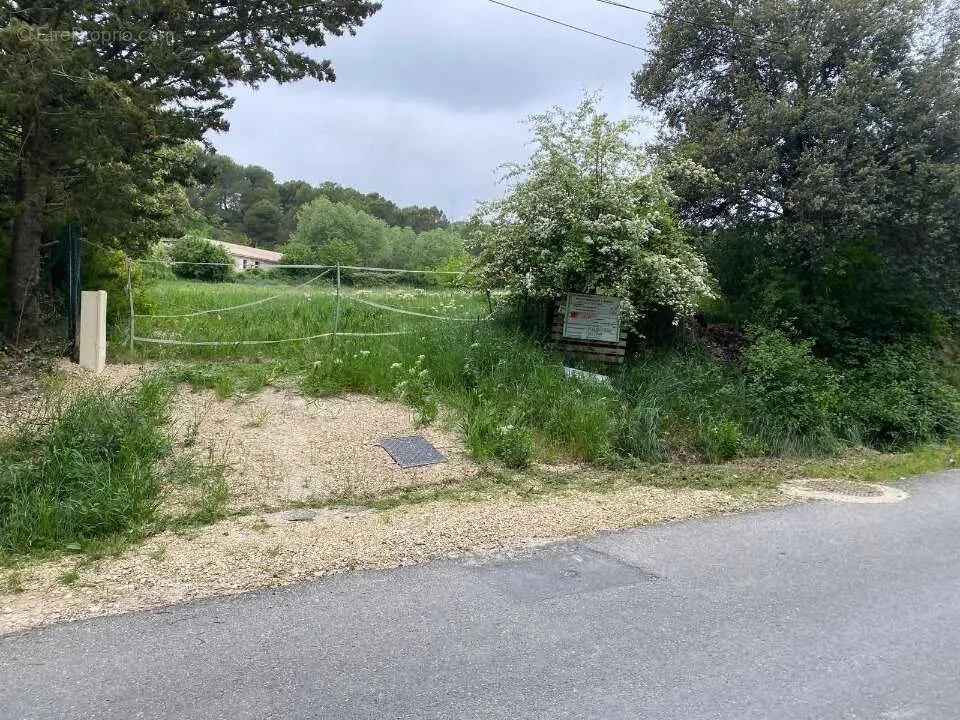 Aed - Constructible Land with Garden in Cucuron