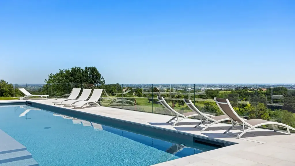 Piscine - Contemporary Villa with Pool in Imola