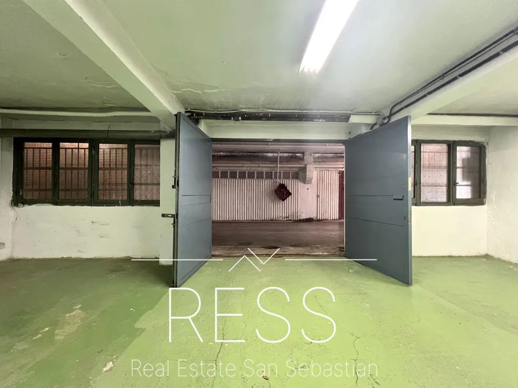 Garage - Spacious Garage Premises in Amara, Donostia
