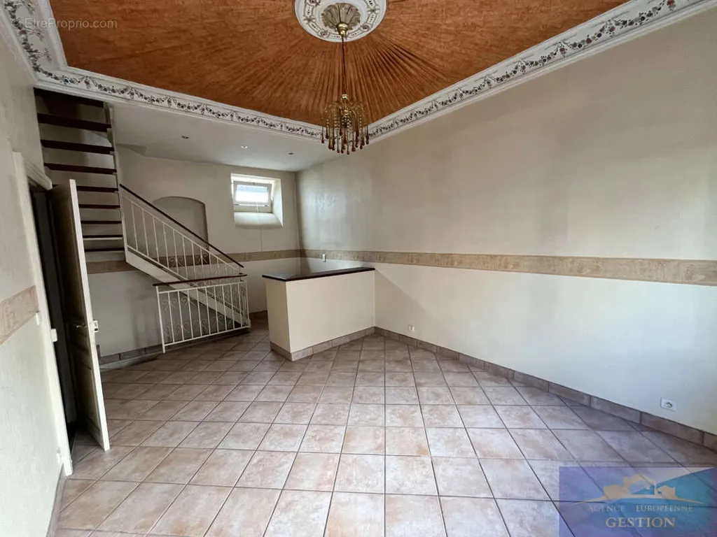 Soggiorno - Duplex Building with Balcony near Sanctuaries