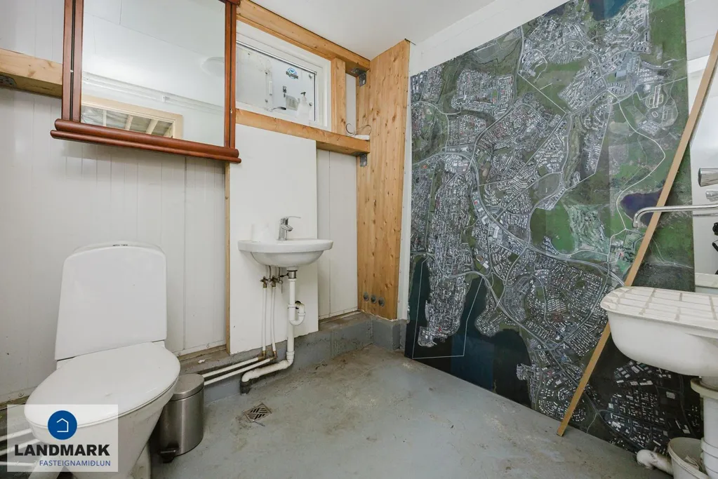 Vannitoad - Modern Industrial Unit with Garden in Selfoss