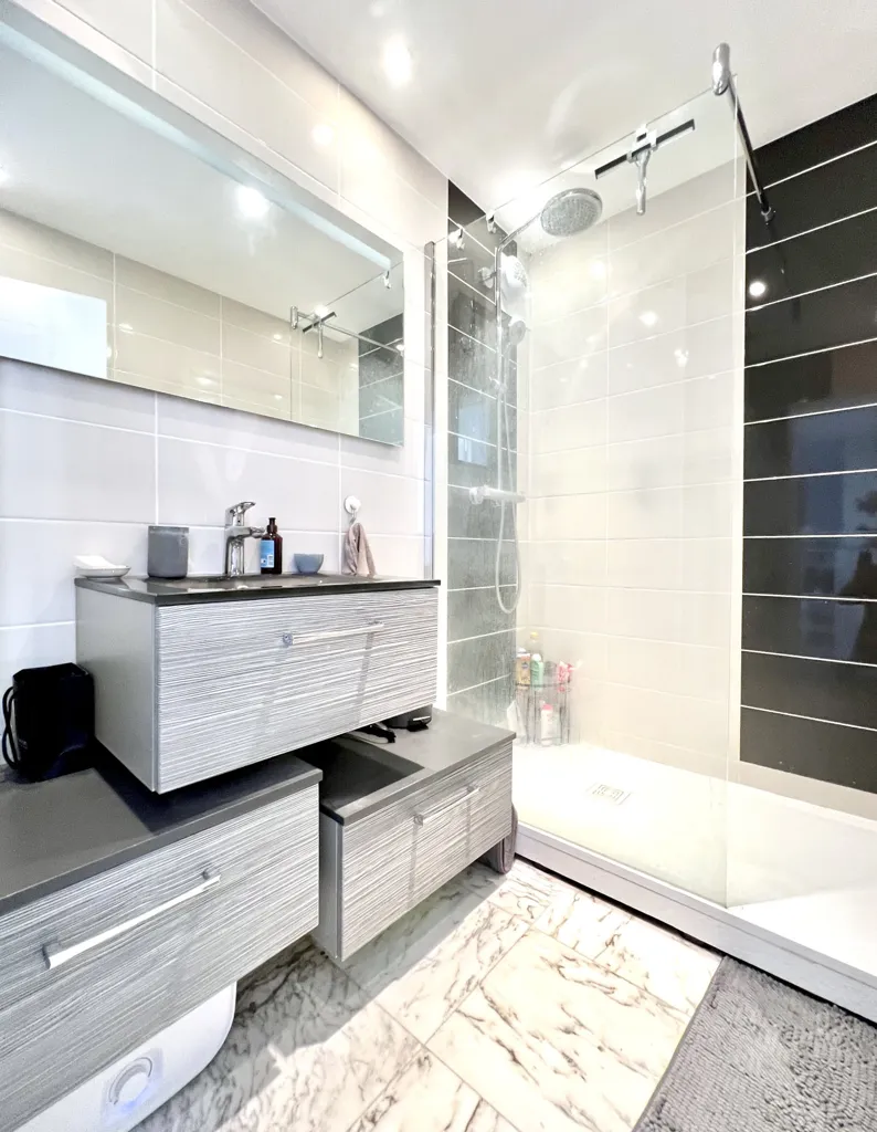 Bathrooms - Renovated T3 with Balcony in Saint-Etienne