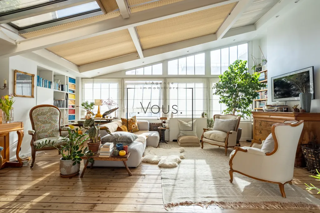 Soggiorno - Penthouse with Terrace Potential in 11th Arrondissement