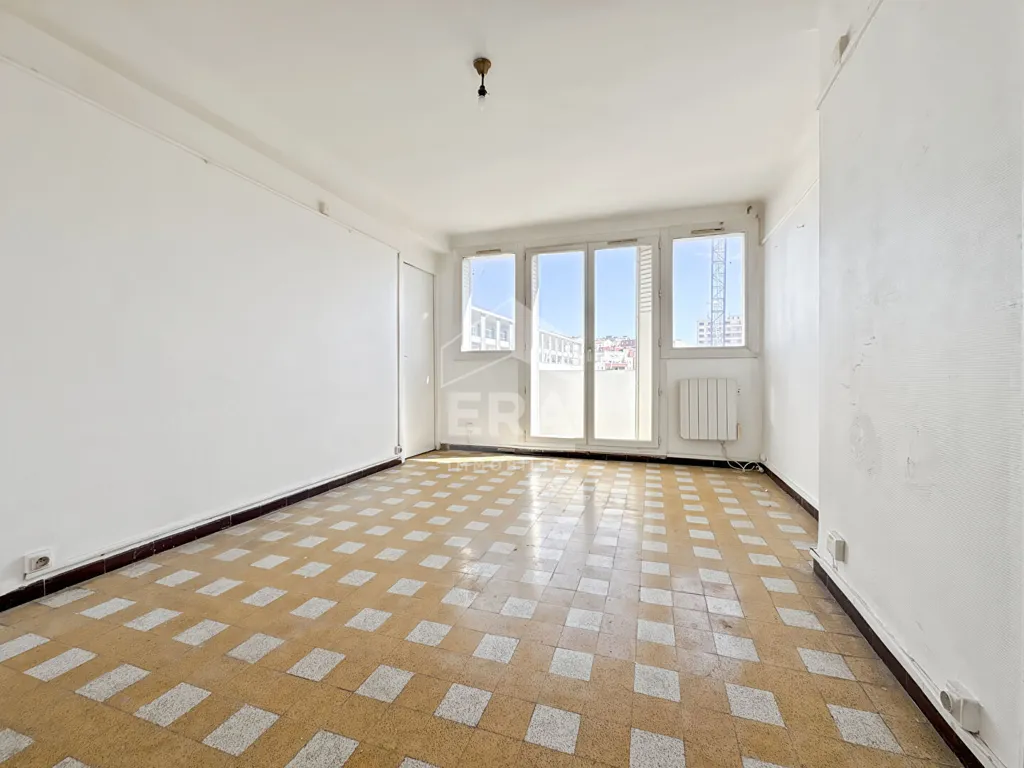 Pièces - Appartement Traversant avec Balcon à Marseille