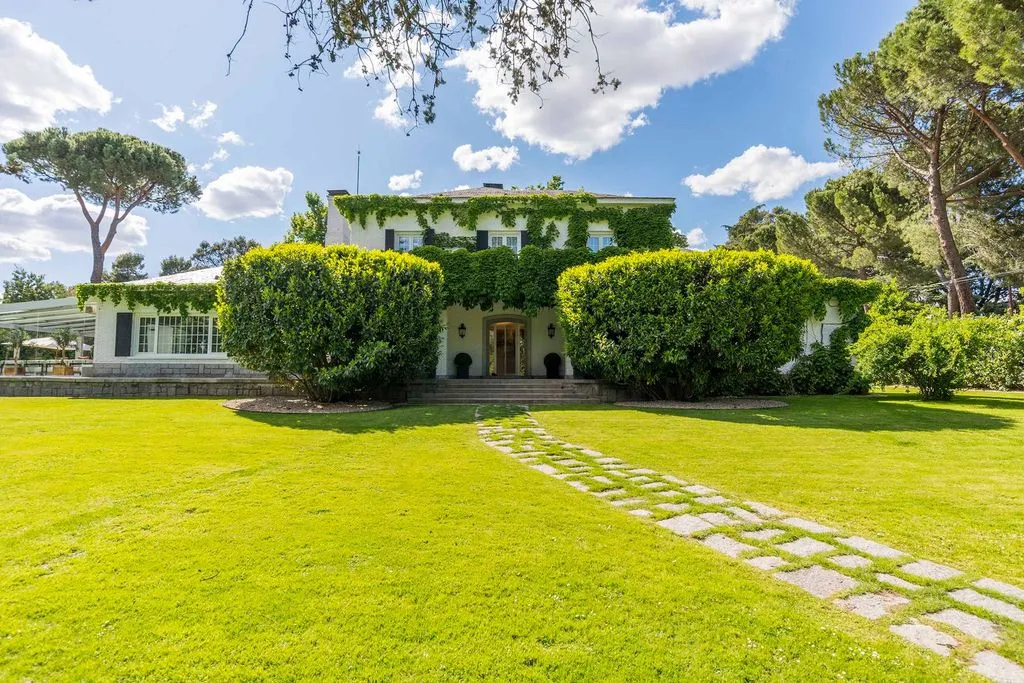 Garden - Luxury Detached House with Pool in La Florida, Madrid