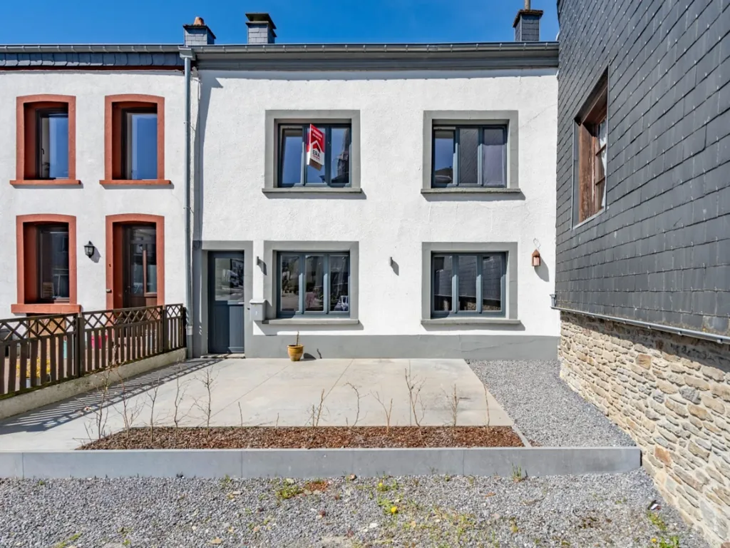 Extérieur - Maison Rénovée avec Terrasse au Centre de Corbion