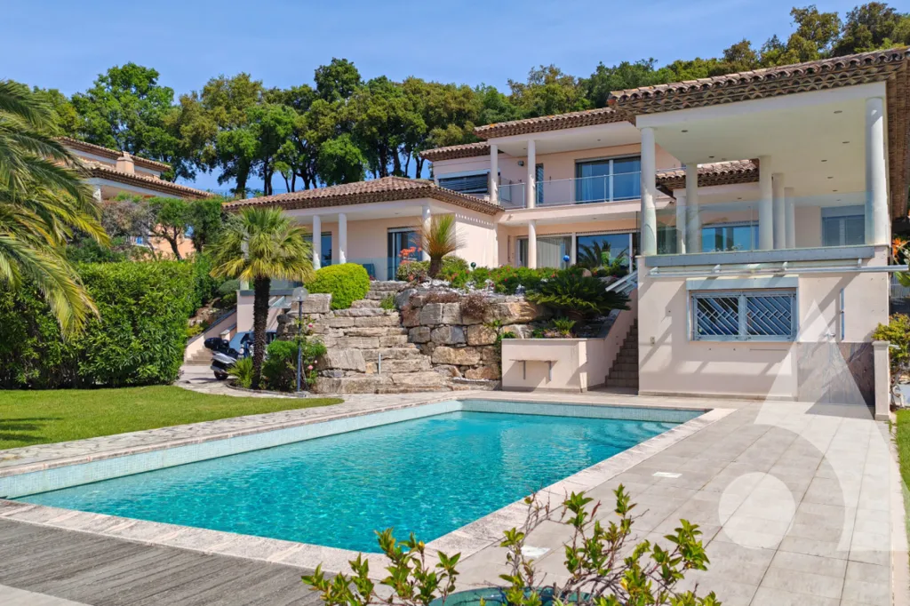 Piscine - Villa avec Vue Mer Panoramique à Sainte-Maxime