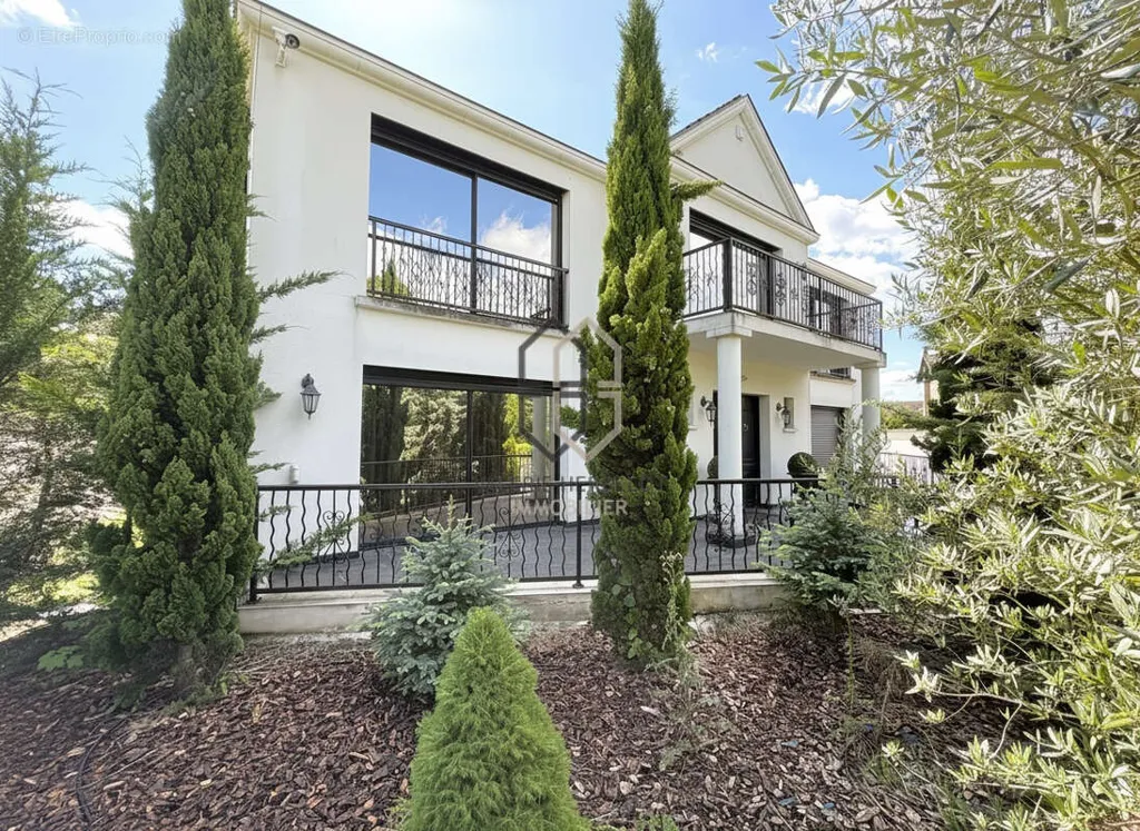 Extérieur - Maison Récemment Construite avec Terrasse au Calme