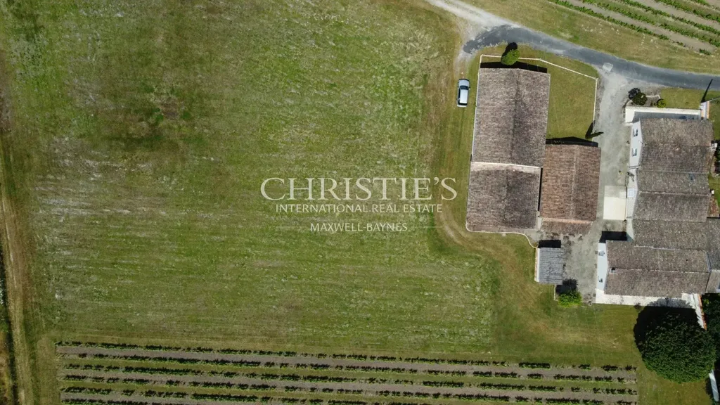 Vue aérienne - Vignoble de Loisirs avec Piscine Intérieure à AOC Côtes de Bordeaux