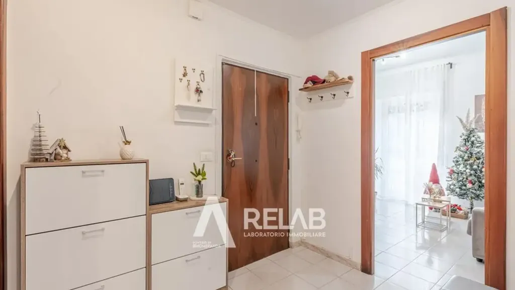 Entrée - Bright Trilocale with Balcony in Appio Claudio, Rome