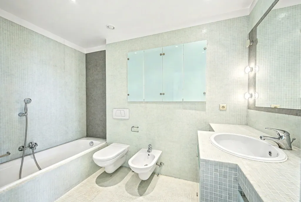 Bathrooms - Spacious Flat with Terrace in Avenue Louise