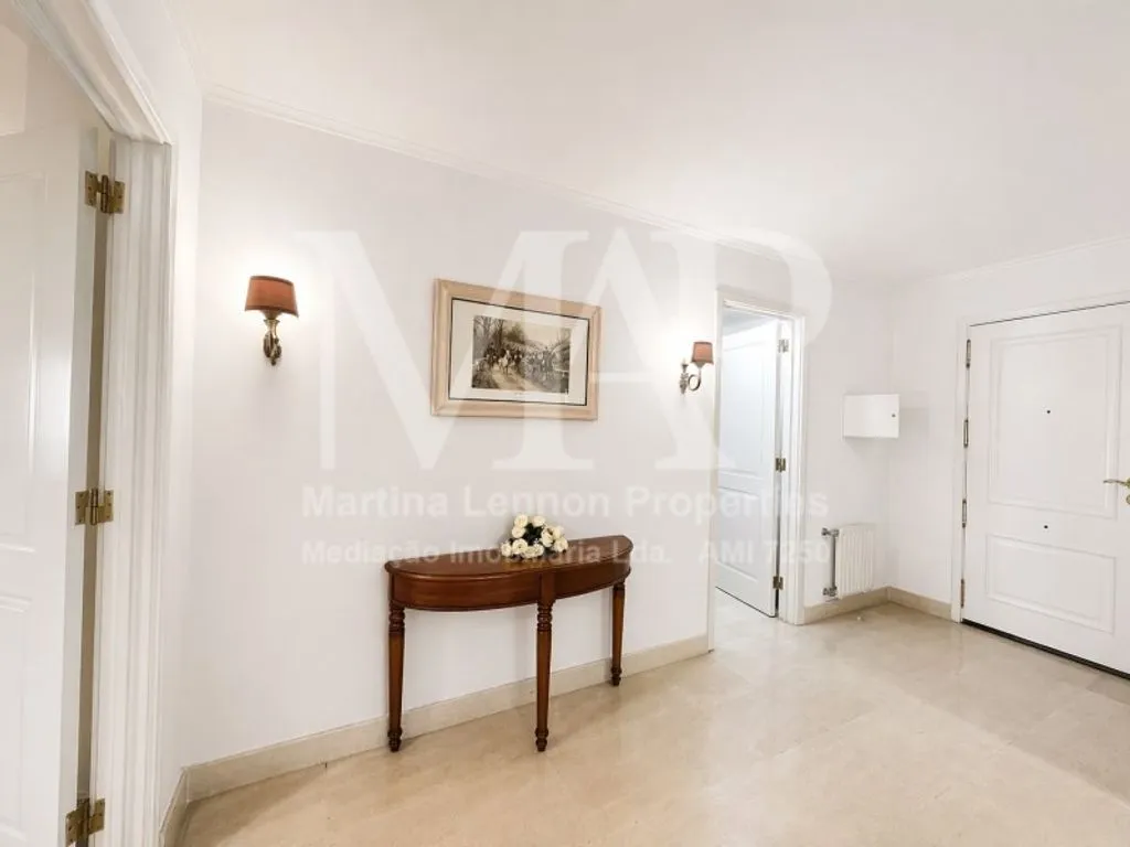 Hallway - 3-Bedroom Apartment with Parking in Lisbon