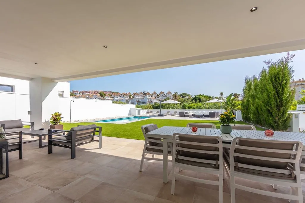 Terrasse - Contemporary Villa with Sea View in La Duquesa