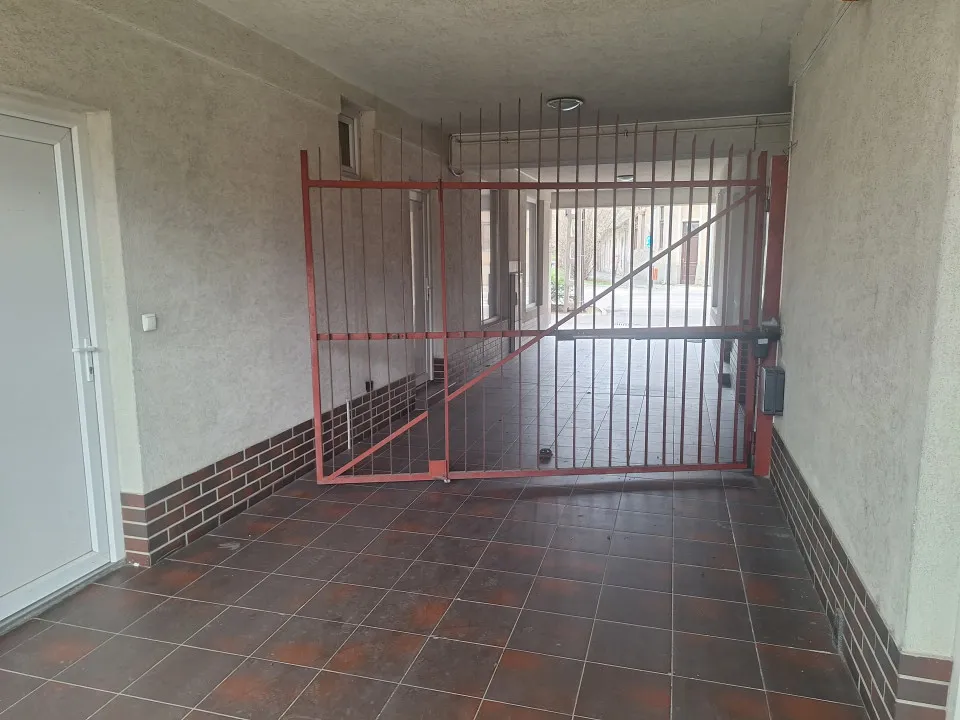 Ingresso - Unique Garage with Secure Access in Hódmezővásárhely