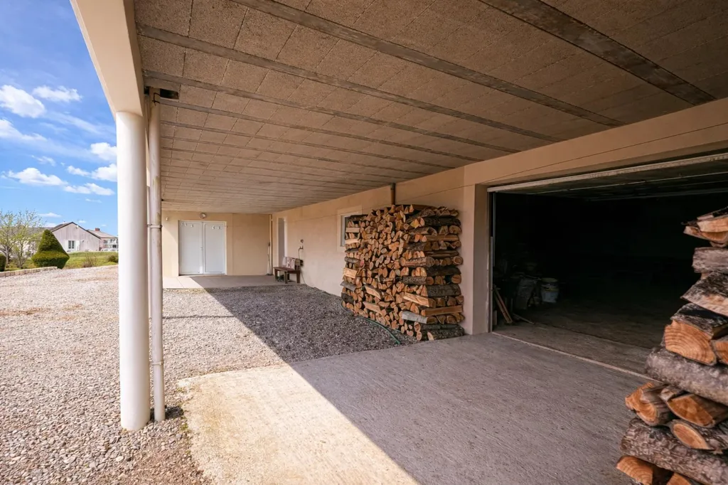 Garage - Villa avec Vue Panoramique et Grand Balcon en Creuse