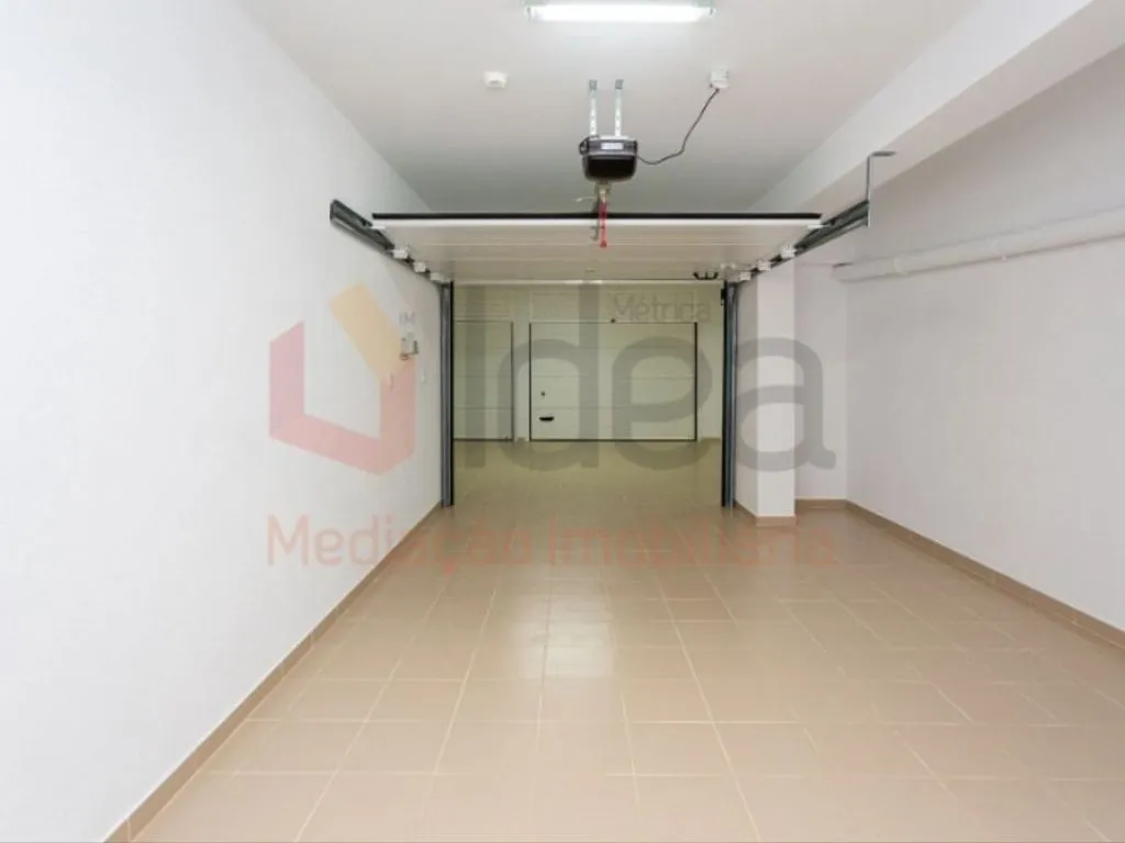 Garage - Luxury Apartment with Balcony in Montijo
