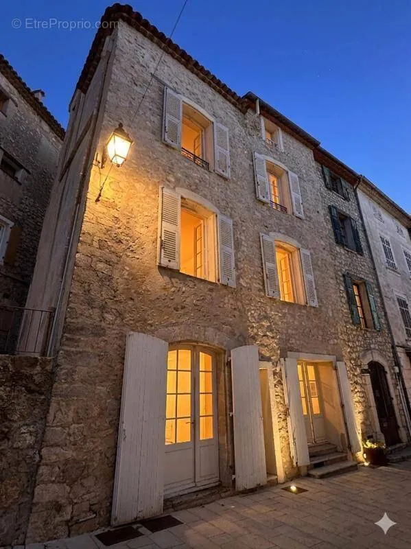 Exterior - 9-room house in Claviers