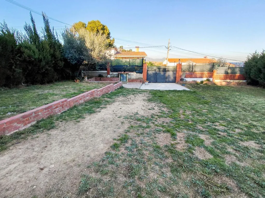 Aed - Urban Plot with Small Building in Esparreguera