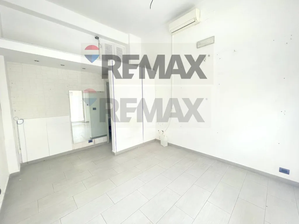 Rooms - Commercial Space with Vitrine in Palermo