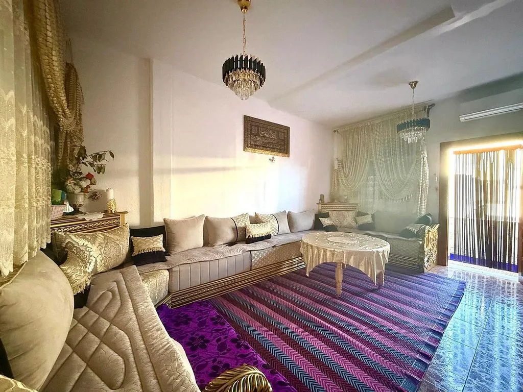 Séjour - 2-Bedroom Apartment with Potential in Luchana