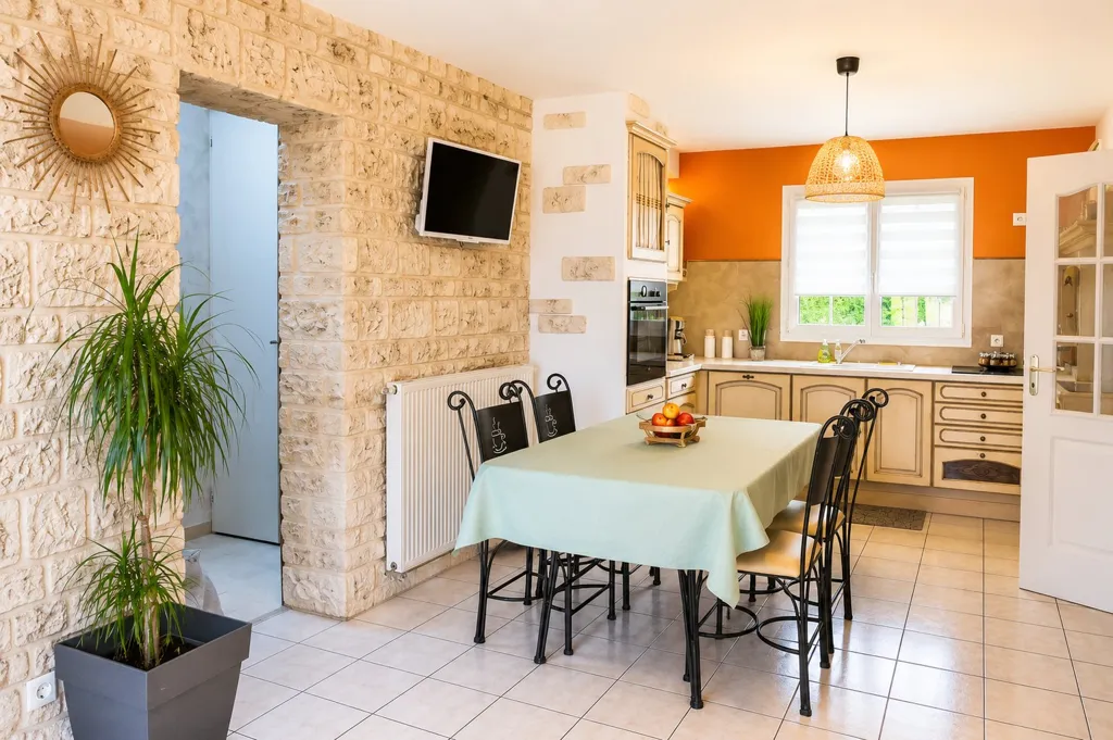 Salle à manger - Maison avec Piscine et Jardin à La Houssière