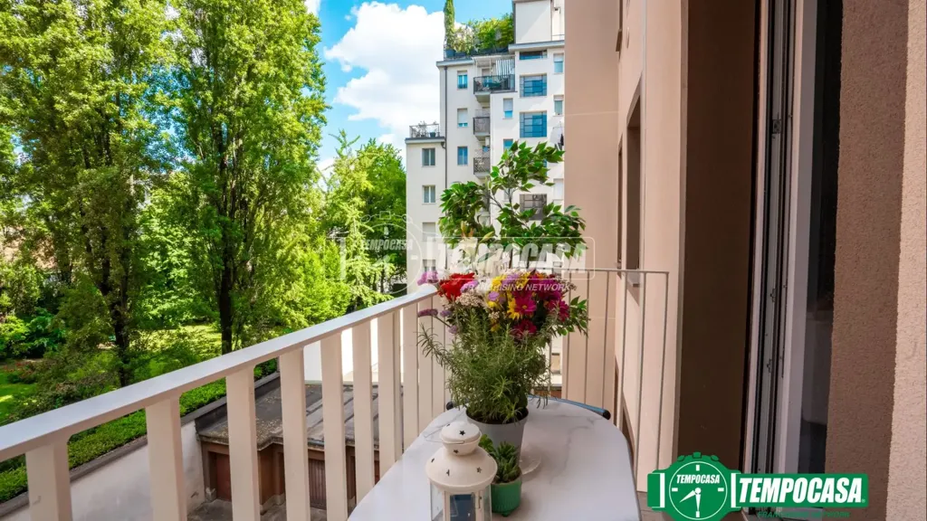 Rõdu - Rusticated Apartment with Balcony in Milan