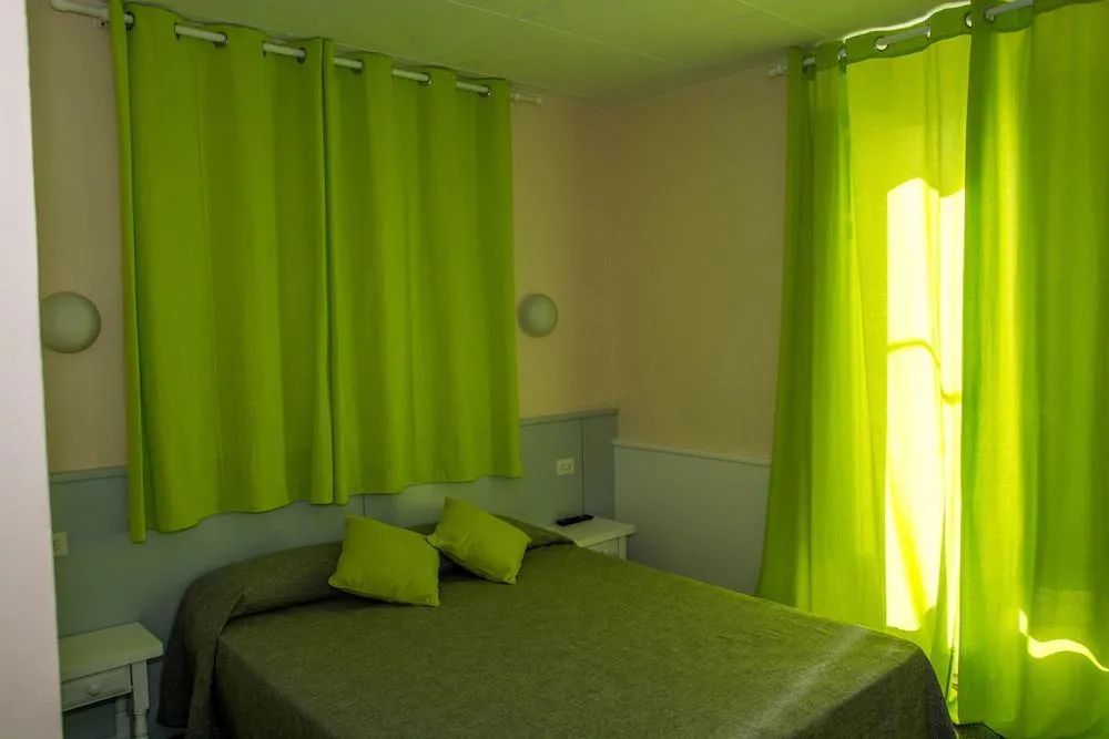 Camere da letto - Operational Hotel in Castelló d'Empúries